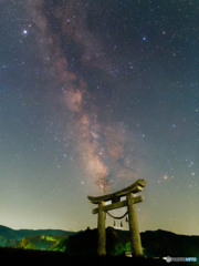 鳥居に掛かる天の川