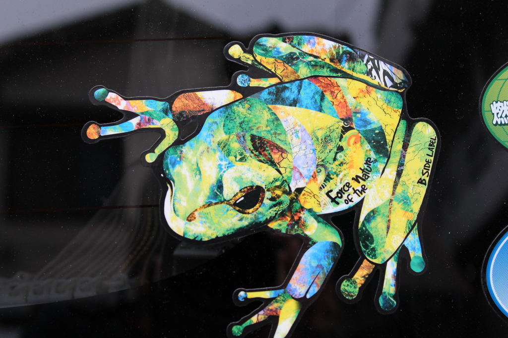 車に貼ってます