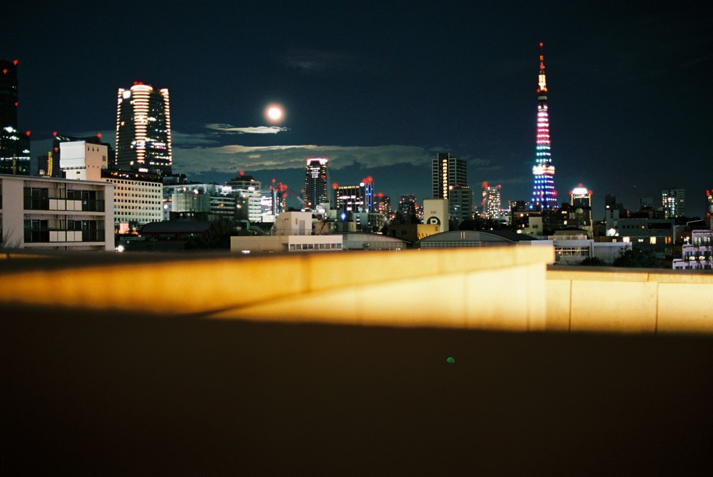 東京タワーと月