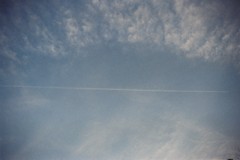 飛行機雲、一直線。