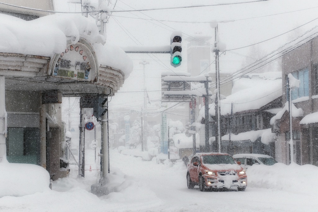 雪の降るまちを