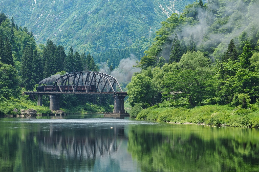 只見川の春に