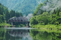 只見川の春に