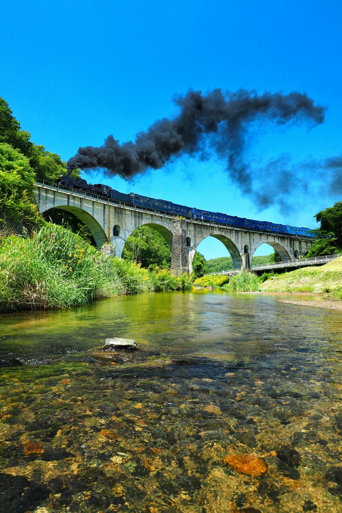 夏の川を駆ける銀河
