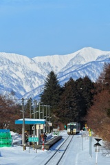 山間の驛を