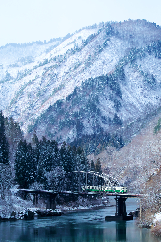 山河残りて雪消ゆる