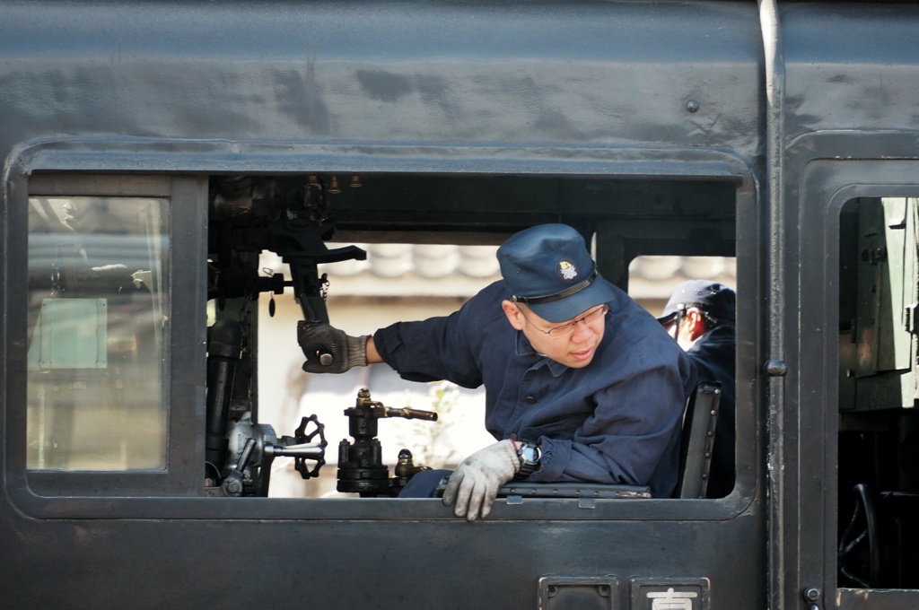 構内入れ換え、後方注視！