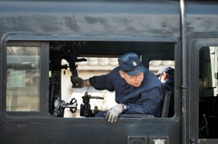 構内入れ換え、後方注視！