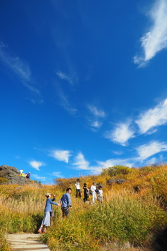 秋の山に集いし人々