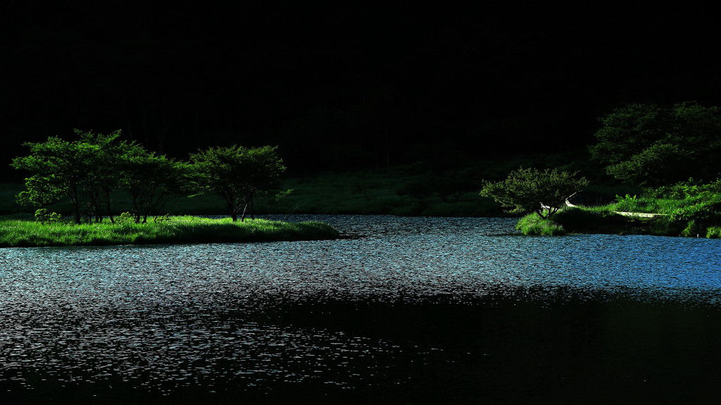 覚満淵の光