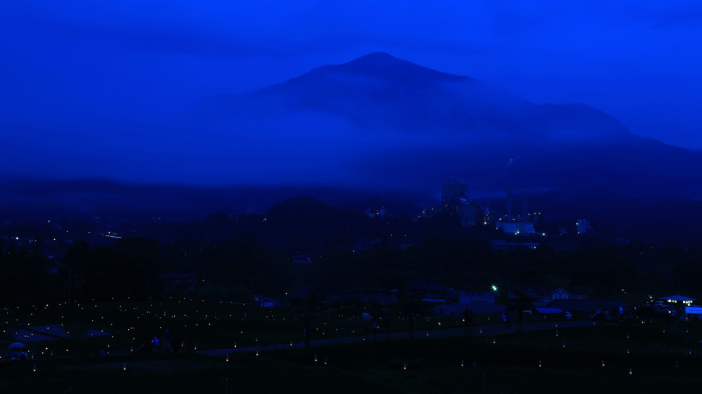 雨のホタルかがり火　～寺坂棚田～