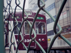 フェンス越しの阪急電車