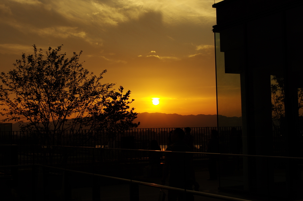 落下する夕日