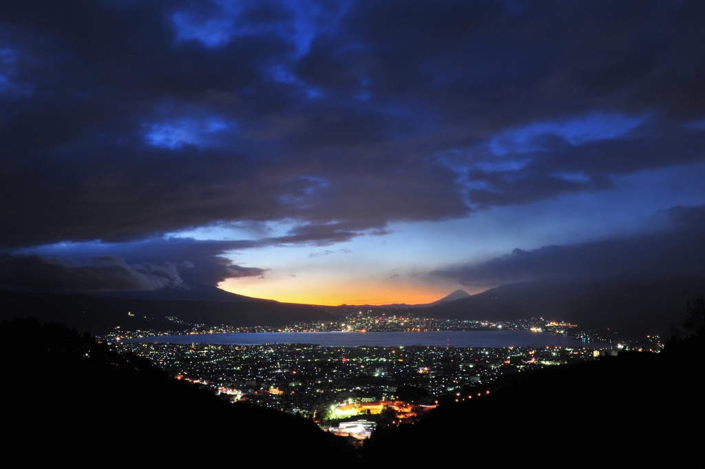 暗雲立ち込め