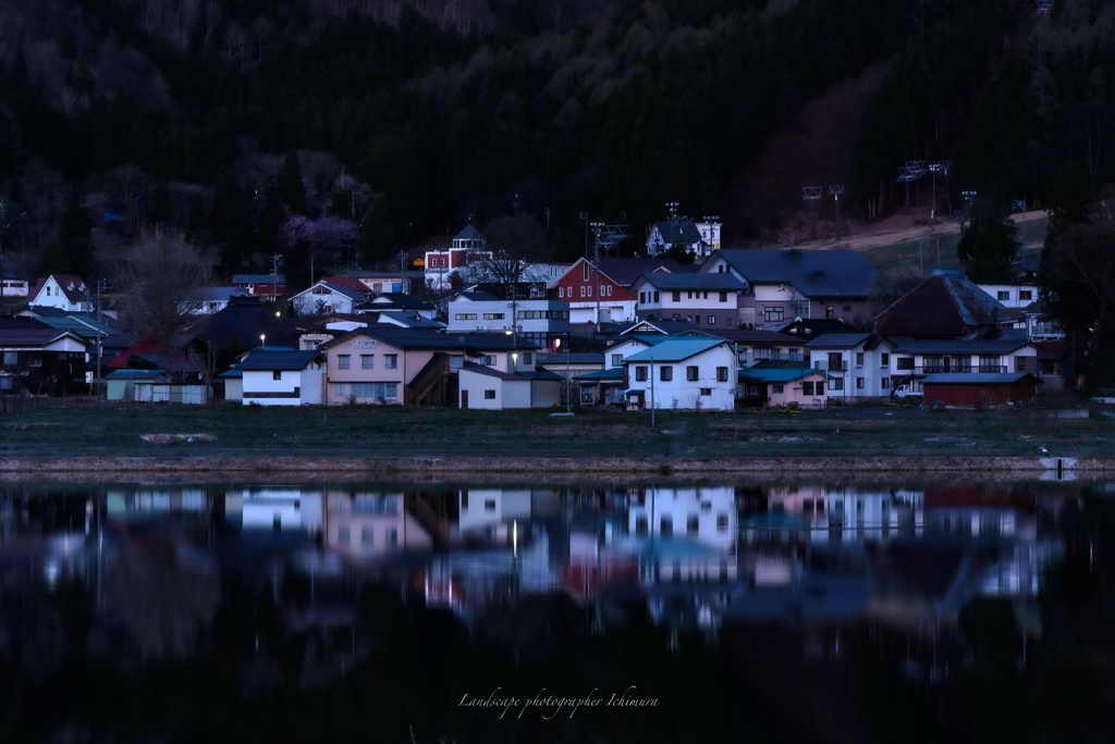 夜明け前＜湖畔の集落＞