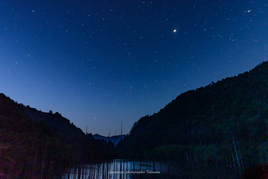 自然湖の星空