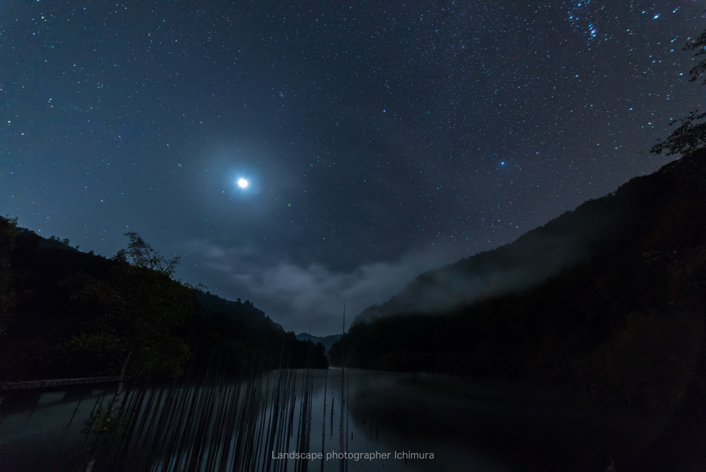 月夜の自然湖