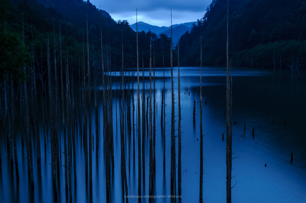 未明の自然湖＜雨＞