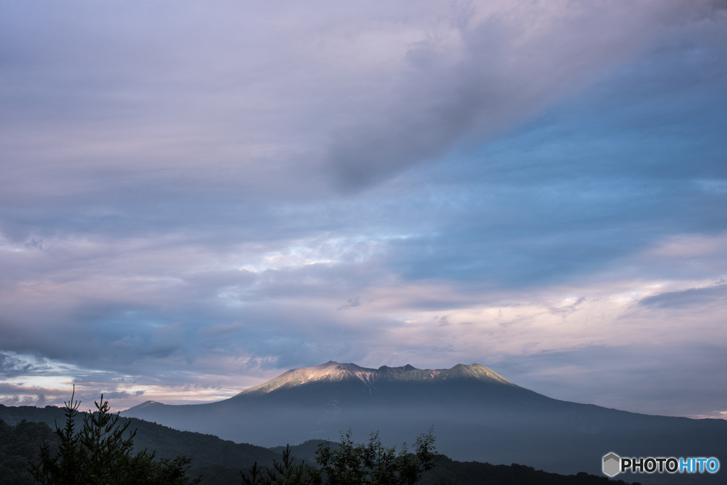御嶽山＝日が差し＝