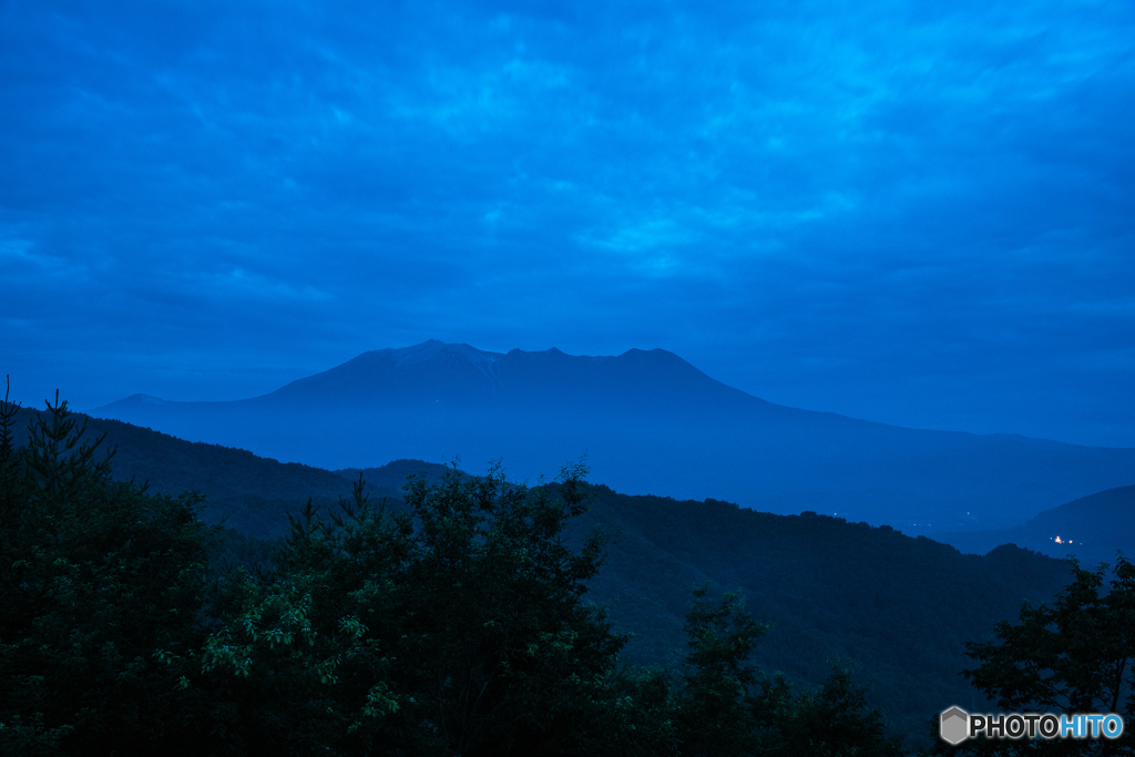 御嶽山＝夜明け前＝