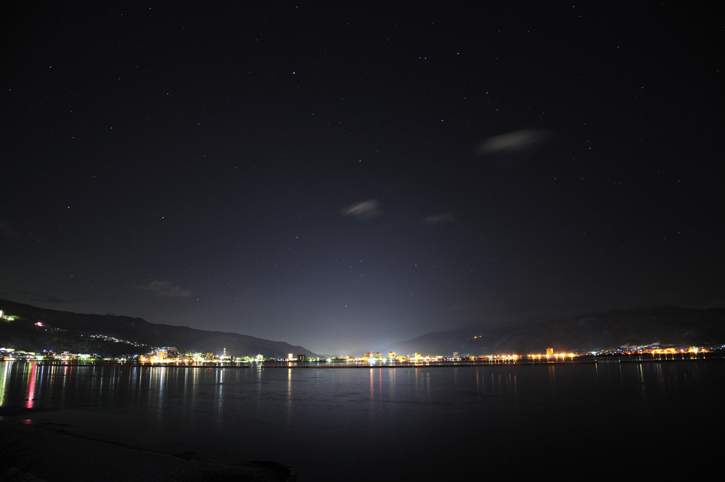 諏訪湖と星空