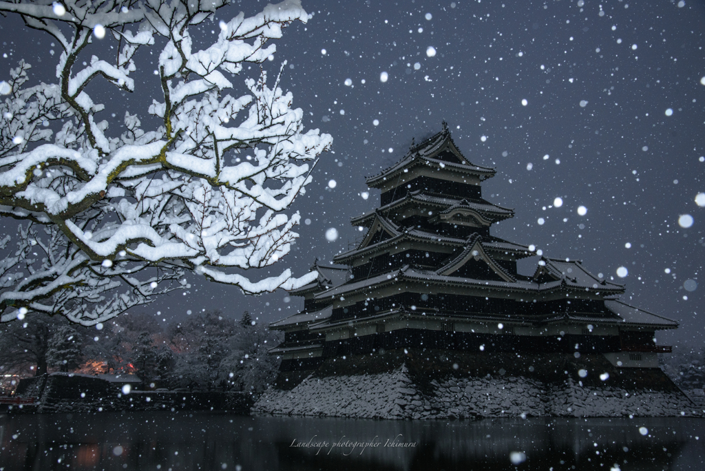雪の松本城＜夜明け前＞