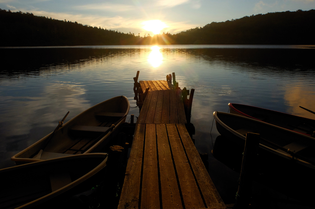 湖の夜明け
