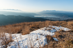 残雪の向こうには