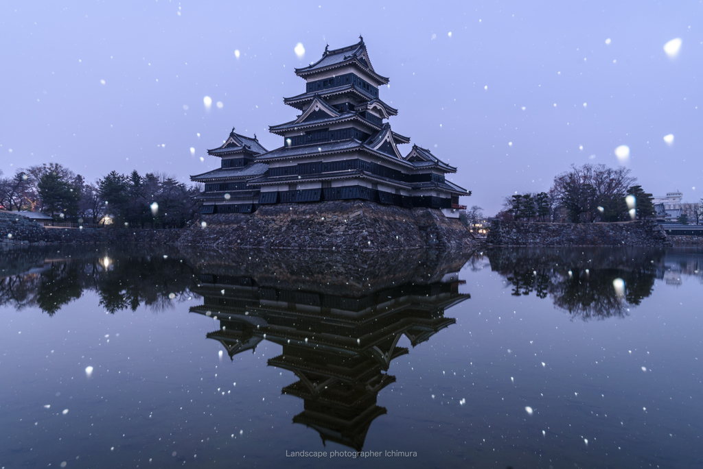 雪降る松本城