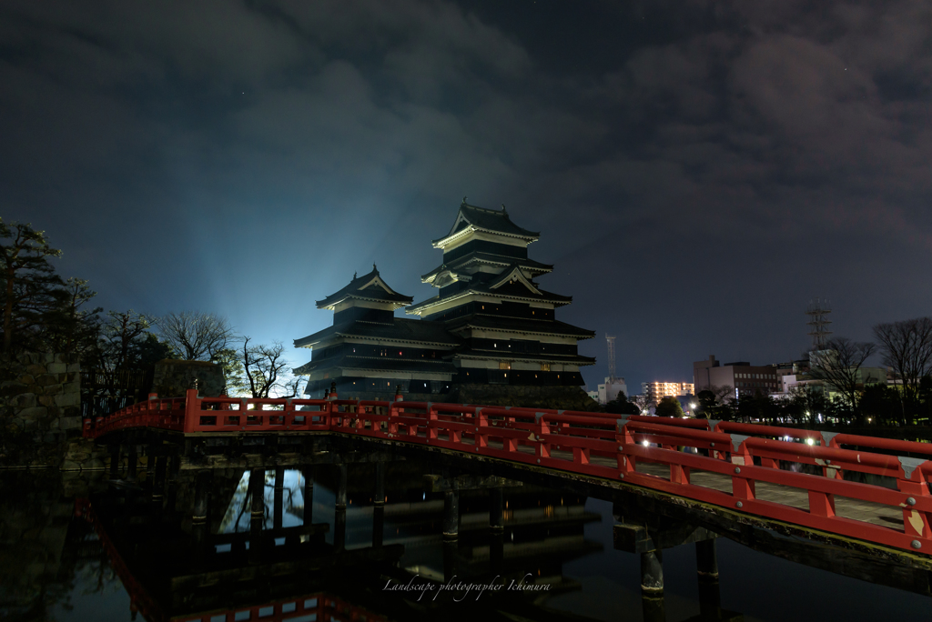 赤い橋と城