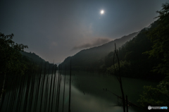 月夜の自然湖