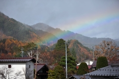 山村に掛かる虹