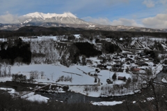 春を待ちわびる山村