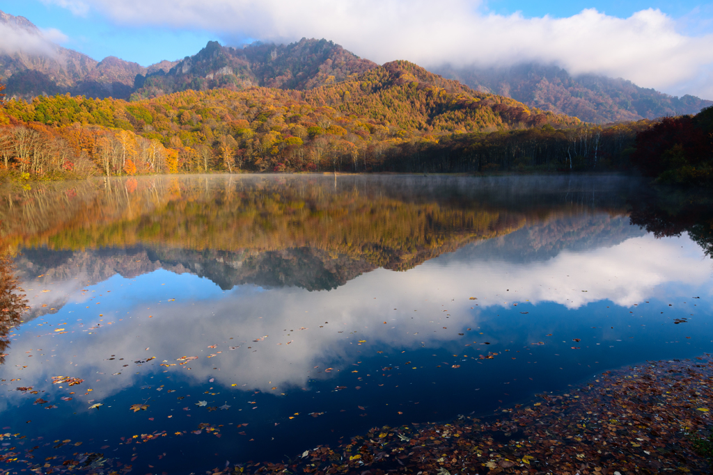 湖面も紅葉
