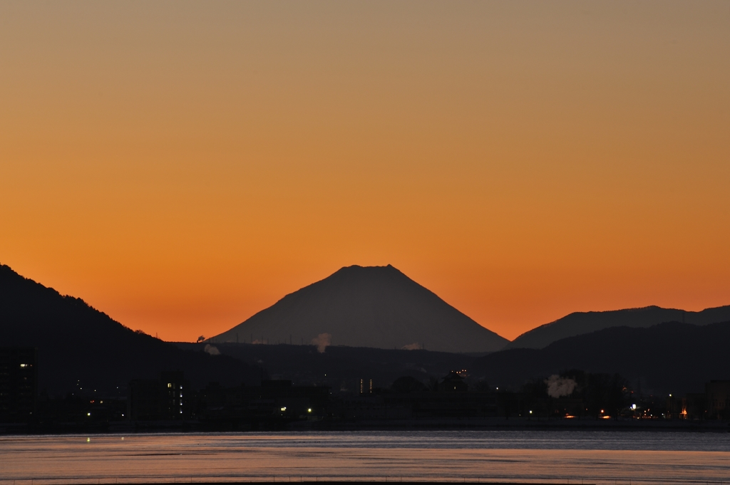 朝焼けに染まる富士山
