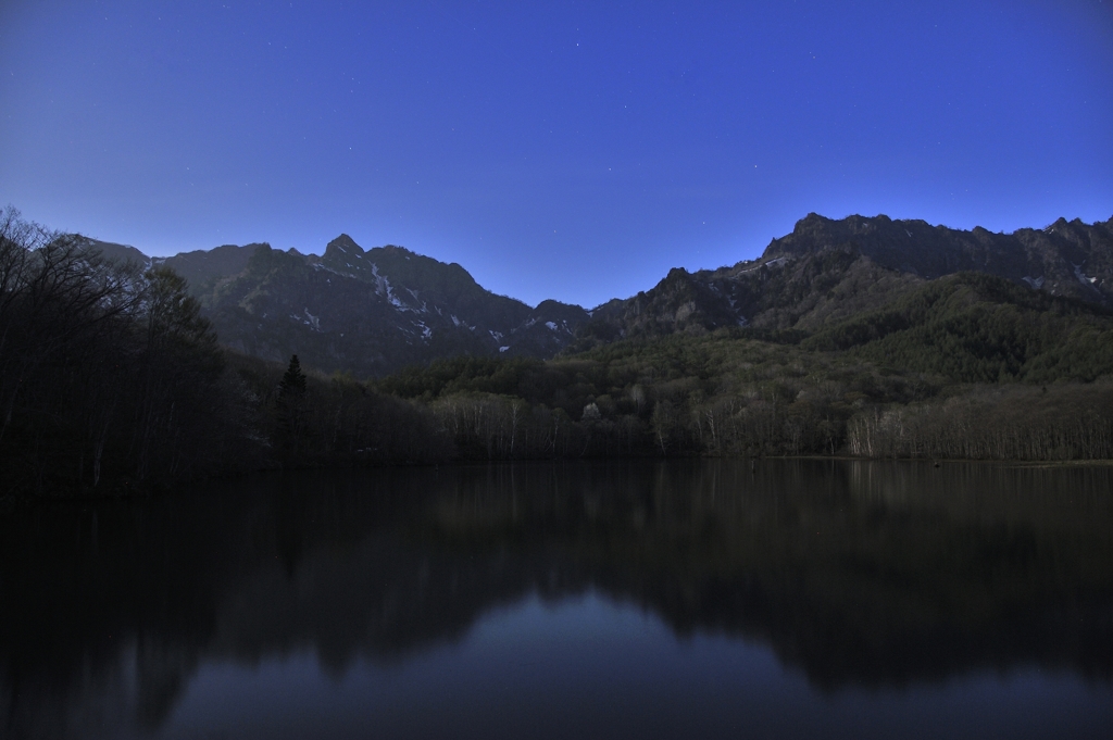 月夜の鏡池