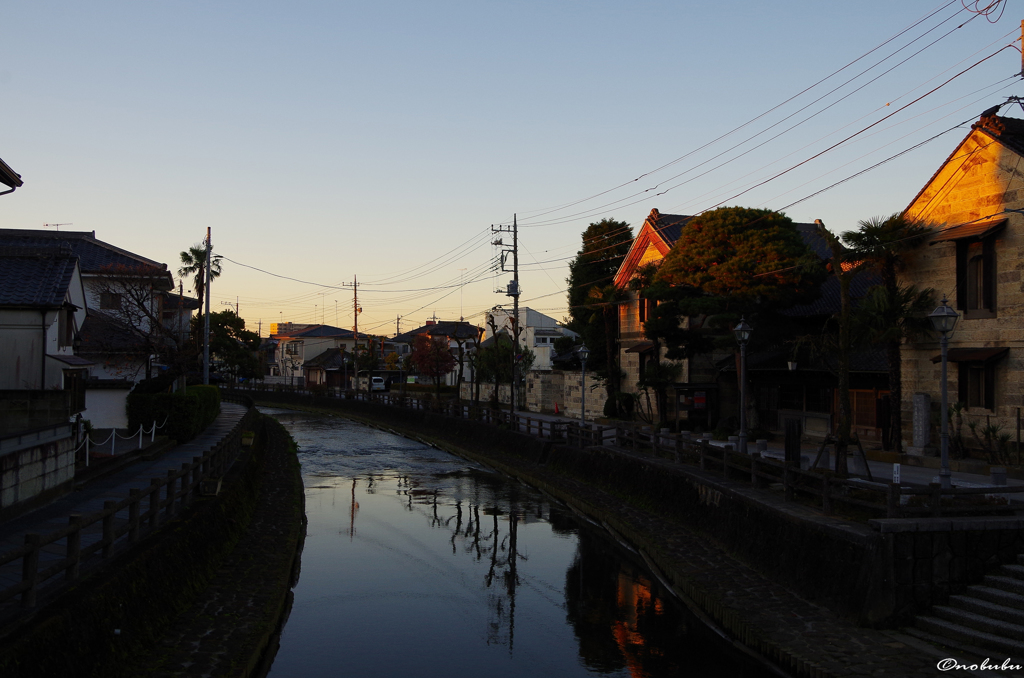 朝焼けの街