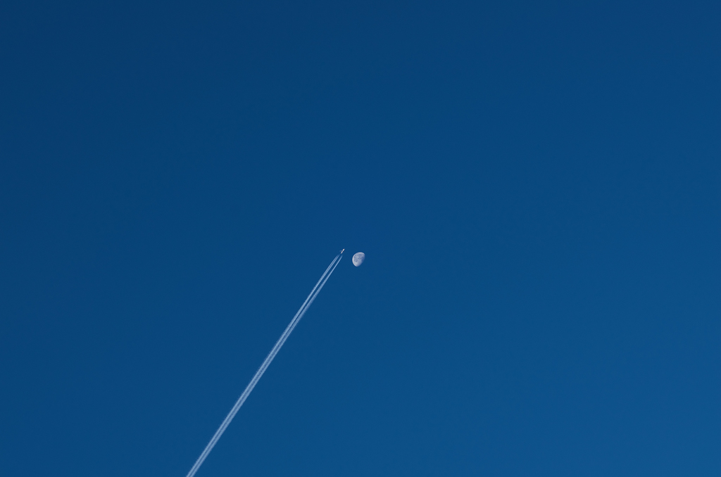 月と飛行機