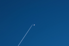 月と飛行機