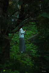 水辺に佇む白い女性の・・・