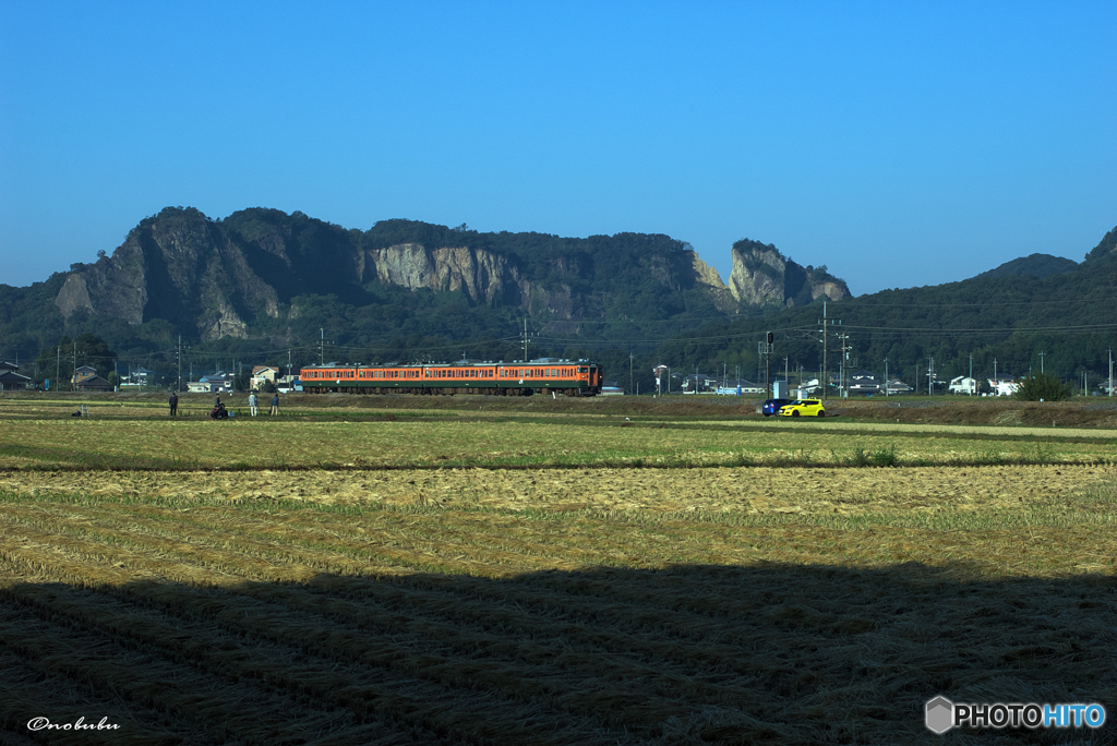 両毛線と岩船山と撮り鉄の方々