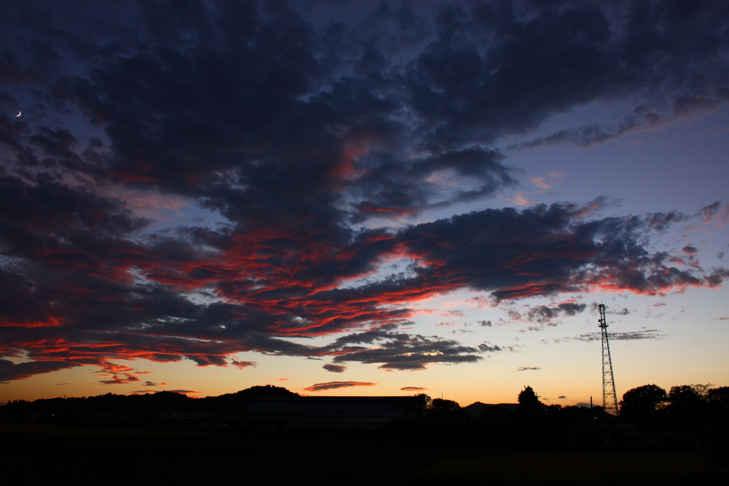 グラデーションと赤い雲と月