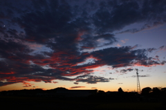 グラデーションと赤い雲と月