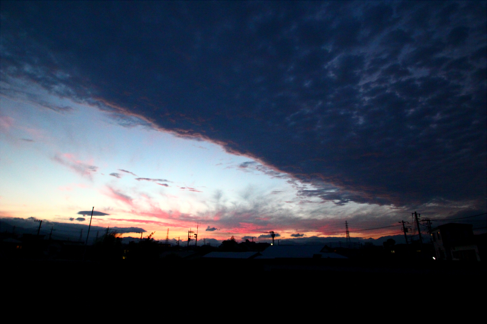 紺色雲のせまる