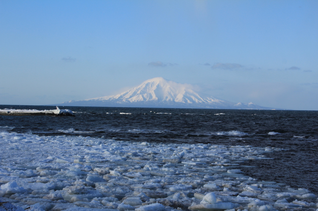 流氷の向うに利尻山②　ノシャップ(野寒布)岬から望む