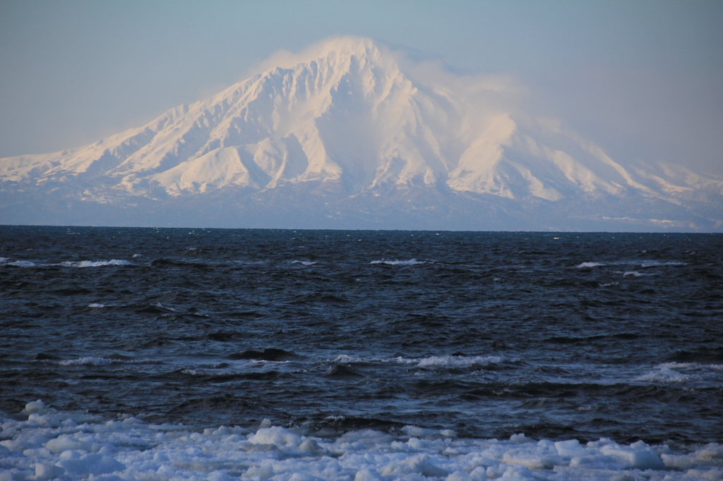 流氷の向うに利尻山①　ノシャップ(野寒布)岬から望む