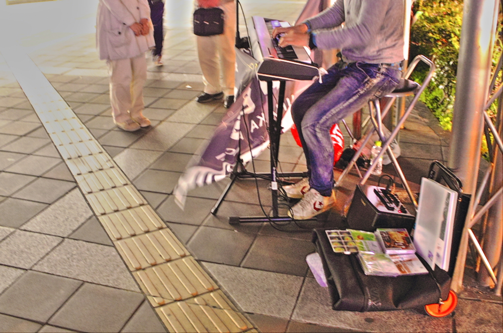 20130410 明石駅ライブ　足元