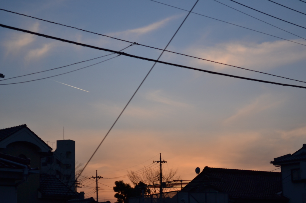 夕焼けと飛行機雲