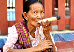 ミャンマーのおばあさん