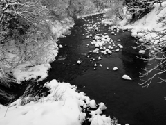 白キ雪ト黒キ川